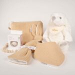 Canastilla bebé Big Bunny compuesta por : Conejito de peluche BUNNY Peluche fabricado por Artesavi hecho a mano y confeccionado utilizando materiales de la más alta calidad, sus superficies son lavables. Este producto dispone de los ensayos de laboratorio y certificados según normativa Europea EN71-1 / EN71-2 / EN71-3 , estando exentos de tintes tóxicos y partes peligrosas garantizando así la total seguridad para los más pequeños. Medida : 32cm Personalizada la bandana con el nombre del bebé. Bandana de piqué waffle y algodón, realizado a mano con cierre de velcro muy cómodo para su ajuste y seguro a la vez, el algodón waffle es una tela muy suave,manejable y cómoda, tremendamente esponjosa adquiere su nombre por los cuadraditos en relieve, que hacen la forma de un gofre o bien de un nido de abeja. Certificación OEKO-TEX STANDARD 100 apto para articulos que puedan estar en contacto directo con la piel para bebes y niñ@s de hasta tres años. Medidas.- 29cm x 15cm Personalizable Mordedor de piqué waffle algodón y madera natural de haya, confección artesanal,el algodón waffle es una tela muy suave,manejable y cómoda, tremendamente esponjosa adquiere su nombre por los cuadraditos en relieve, que hacen la forma de un gofre o bien de un nido de abeja. Certificación OEKO-TEX STANDARD 100 apto para articulos que puedan estar en contacto directo con la piel para bebes y niñ@s de hasta tres años. Paño de lactancia piqué waffle y algodón, el algodón waffle es una tela muy suave,manejable y cómoda, tremendamente esponjosa adquiere su nombre por los cuadraditos en relieve, que hacen la forma de un gofre o bien de un nido de abeja. Certificación OEKO-TEX STANDARD 100 apto para articulos que puedan estar en contacto directo con la piel para bebes y niñ@s de hasta tres años.medidas 35cm X 25cm. Sujetachupete silicona de grado alimentario libre de BPA, PVC, Ftalatos, cadmio y plomo. Pinza de madera y cordón de nylon de alta resistencia