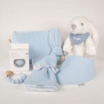 Canastilla bebé Big Bunny compuesta por : Conejito de peluche BUNNY Peluche fabricado por Artesavi hecho a mano y confeccionado utilizando materiales de la más alta calidad, sus superficies son lavables. Este producto dispone de los ensayos de laboratorio y certificados según normativa Europea EN71-1 / EN71-2 / EN71-3 , estando exentos de tintes tóxicos y partes peligrosas garantizando así la total seguridad para los más pequeños. Medida : 32cm Personalizada la bandana con el nombre del bebé. Bandana de piqué waffle y algodón, realizado a mano con cierre de velcro muy cómodo para su ajuste y seguro a la vez, el algodón waffle es una tela muy suave,manejable y cómoda, tremendamente esponjosa adquiere su nombre por los cuadraditos en relieve, que hacen la forma de un gofre o bien de un nido de abeja. Certificación OEKO-TEX STANDARD 100 apto para articulos que puedan estar en contacto directo con la piel para bebes y niñ@s de hasta tres años. Medidas.- 29cm x 15cm Personalizable Mordedor de piqué waffle algodón y madera natural de haya, confección artesanal,el algodón waffle es una tela muy suave,manejable y cómoda, tremendamente esponjosa adquiere su nombre por los cuadraditos en relieve, que hacen la forma de un gofre o bien de un nido de abeja. Certificación OEKO-TEX STANDARD 100 apto para articulos que puedan estar en contacto directo con la piel para bebes y niñ@s de hasta tres años. Paño de lactancia piqué waffle y algodón, el algodón waffle es una tela muy suave,manejable y cómoda, tremendamente esponjosa adquiere su nombre por los cuadraditos en relieve, que hacen la forma de un gofre o bien de un nido de abeja. Certificación OEKO-TEX STANDARD 100 apto para articulos que puedan estar en contacto directo con la piel para bebes y niñ@s de hasta tres años.medidas 35cm X 25cm. Sujetachupete silicona de grado alimentario libre de BPA, PVC, Ftalatos, cadmio y plomo. Pinza de madera y cordón de nylon de alta resistencia