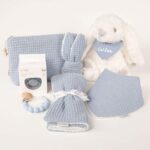 Canastilla bebé Big Bunny compuesta por : Conejito de peluche BUNNY Peluche fabricado por Artesavi hecho a mano y confeccionado utilizando materiales de la más alta calidad, sus superficies son lavables. Este producto dispone de los ensayos de laboratorio y certificados según normativa Europea EN71-1 / EN71-2 / EN71-3 , estando exentos de tintes tóxicos y partes peligrosas garantizando así la total seguridad para los más pequeños. Medida : 32cm Personalizada la bandana con el nombre del bebé. Bandana de piqué waffle y algodón, realizado a mano con cierre de velcro muy cómodo para su ajuste y seguro a la vez, el algodón waffle es una tela muy suave,manejable y cómoda, tremendamente esponjosa adquiere su nombre por los cuadraditos en relieve, que hacen la forma de un gofre o bien de un nido de abeja. Certificación OEKO-TEX STANDARD 100 apto para articulos que puedan estar en contacto directo con la piel para bebes y niñ@s de hasta tres años. Medidas.- 29cm x 15cm Personalizable Mordedor de piqué waffle algodón y madera natural de haya, confección artesanal,el algodón waffle es una tela muy suave,manejable y cómoda, tremendamente esponjosa adquiere su nombre por los cuadraditos en relieve, que hacen la forma de un gofre o bien de un nido de abeja. Certificación OEKO-TEX STANDARD 100 apto para articulos que puedan estar en contacto directo con la piel para bebes y niñ@s de hasta tres años. Paño de lactancia piqué waffle y algodón, el algodón waffle es una tela muy suave,manejable y cómoda, tremendamente esponjosa adquiere su nombre por los cuadraditos en relieve, que hacen la forma de un gofre o bien de un nido de abeja. Certificación OEKO-TEX STANDARD 100 apto para articulos que puedan estar en contacto directo con la piel para bebes y niñ@s de hasta tres años.medidas 35cm X 25cm. Sujetachupete silicona de grado alimentario libre de BPA, PVC, Ftalatos, cadmio y plomo. Pinza de madera y cordón de nylon de alta resistencia