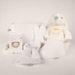 Canastilla bebé Big Bunny compuesta por : Conejito de peluche BUNNY Peluche fabricado por Artesavi hecho a mano y confeccionado utilizando materiales de la más alta calidad, sus superficies son lavables. Este producto dispone de los ensayos de laboratorio y certificados según normativa Europea EN71-1 / EN71-2 / EN71-3 , estando exentos de tintes tóxicos y partes peligrosas garantizando así la total seguridad para los más pequeños. Medida : 32cm Personalizada la bandana con el nombre del bebé. Bandana de piqué waffle y algodón, realizado a mano con cierre de velcro muy cómodo para su ajuste y seguro a la vez, el algodón waffle es una tela muy suave,manejable y cómoda, tremendamente esponjosa adquiere su nombre por los cuadraditos en relieve, que hacen la forma de un gofre o bien de un nido de abeja. Certificación OEKO-TEX STANDARD 100 apto para articulos que puedan estar en contacto directo con la piel para bebes y niñ@s de hasta tres años. Medidas.- 29cm x 15cm Personalizable Mordedor de piqué waffle algodón y madera natural de haya, confección artesanal,el algodón waffle es una tela muy suave,manejable y cómoda, tremendamente esponjosa adquiere su nombre por los cuadraditos en relieve, que hacen la forma de un gofre o bien de un nido de abeja. Certificación OEKO-TEX STANDARD 100 apto para articulos que puedan estar en contacto directo con la piel para bebes y niñ@s de hasta tres años. Paño de lactancia piqué waffle y algodón, el algodón waffle es una tela muy suave,manejable y cómoda, tremendamente esponjosa adquiere su nombre por los cuadraditos en relieve, que hacen la forma de un gofre o bien de un nido de abeja. Certificación OEKO-TEX STANDARD 100 apto para articulos que puedan estar en contacto directo con la piel para bebes y niñ@s de hasta tres años.medidas 35cm X 25cm. Sujetachupete silicona de grado alimentario libre de BPA, PVC, Ftalatos, cadmio y plomo. Pinza de madera y cordón de nylon de alta resistencia