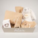 Canastilla bebé Big Bunny compuesta por : Conejito de peluche BUNNY Peluche fabricado por Artesavi hecho a mano y confeccionado utilizando materiales de la más alta calidad, sus superficies son lavables. Este producto dispone de los ensayos de laboratorio y certificados según normativa Europea EN71-1 / EN71-2 / EN71-3 , estando exentos de tintes tóxicos y partes peligrosas garantizando así la total seguridad para los más pequeños. Medida : 32cm Personalizada la bandana con el nombre del bebé. Bandana de piqué waffle y algodón, realizado a mano con cierre de velcro muy cómodo para su ajuste y seguro a la vez, el algodón waffle es una tela muy suave,manejable y cómoda, tremendamente esponjosa adquiere su nombre por los cuadraditos en relieve, que hacen la forma de un gofre o bien de un nido de abeja. Certificación OEKO-TEX STANDARD 100 apto para articulos que puedan estar en contacto directo con la piel para bebes y niñ@s de hasta tres años. Medidas.- 29cm x 15cm Personalizable Mordedor de piqué waffle algodón y madera natural de haya, confección artesanal,el algodón waffle es una tela muy suave,manejable y cómoda, tremendamente esponjosa adquiere su nombre por los cuadraditos en relieve, que hacen la forma de un gofre o bien de un nido de abeja. Certificación OEKO-TEX STANDARD 100 apto para articulos que puedan estar en contacto directo con la piel para bebes y niñ@s de hasta tres años. Paño de lactancia piqué waffle y algodón, el algodón waffle es una tela muy suave,manejable y cómoda, tremendamente esponjosa adquiere su nombre por los cuadraditos en relieve, que hacen la forma de un gofre o bien de un nido de abeja. Certificación OEKO-TEX STANDARD 100 apto para articulos que puedan estar en contacto directo con la piel para bebes y niñ@s de hasta tres años.medidas 35cm X 25cm. Sujetachupete silicona de grado alimentario libre de BPA, PVC, Ftalatos, cadmio y plomo. Pinza de madera y cordón de nylon de alta resistencia
