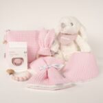 Canastilla bebé Big Bunny compuesta por : Conejito de peluche BUNNY Peluche fabricado por Artesavi hecho a mano y confeccionado utilizando materiales de la más alta calidad, sus superficies son lavables. Este producto dispone de los ensayos de laboratorio y certificados según normativa Europea EN71-1 / EN71-2 / EN71-3 , estando exentos de tintes tóxicos y partes peligrosas garantizando así la total seguridad para los más pequeños. Medida : 32cm Personalizada la bandana con el nombre del bebé. Bandana de piqué waffle y algodón, realizado a mano con cierre de velcro muy cómodo para su ajuste y seguro a la vez, el algodón waffle es una tela muy suave,manejable y cómoda, tremendamente esponjosa adquiere su nombre por los cuadraditos en relieve, que hacen la forma de un gofre o bien de un nido de abeja. Certificación OEKO-TEX STANDARD 100 apto para articulos que puedan estar en contacto directo con la piel para bebes y niñ@s de hasta tres años. Medidas.- 29cm x 15cm Personalizable Mordedor de piqué waffle algodón y madera natural de haya, confección artesanal,el algodón waffle es una tela muy suave,manejable y cómoda, tremendamente esponjosa adquiere su nombre por los cuadraditos en relieve, que hacen la forma de un gofre o bien de un nido de abeja. Certificación OEKO-TEX STANDARD 100 apto para articulos que puedan estar en contacto directo con la piel para bebes y niñ@s de hasta tres años. Paño de lactancia piqué waffle y algodón, el algodón waffle es una tela muy suave,manejable y cómoda, tremendamente esponjosa adquiere su nombre por los cuadraditos en relieve, que hacen la forma de un gofre o bien de un nido de abeja. Certificación OEKO-TEX STANDARD 100 apto para articulos que puedan estar en contacto directo con la piel para bebes y niñ@s de hasta tres años.medidas 35cm X 25cm. Sujetachupete silicona de grado alimentario libre de BPA, PVC, Ftalatos, cadmio y plomo. Pinza de madera y cordón de nylon de alta resistencia