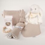 Canastilla bebé Big Bunny compuesta por : Conejito de peluche BUNNY Peluche fabricado por Artesavi hecho a mano y confeccionado utilizando materiales de la más alta calidad, sus superficies son lavables. Este producto dispone de los ensayos de laboratorio y certificados según normativa Europea EN71-1 / EN71-2 / EN71-3 , estando exentos de tintes tóxicos y partes peligrosas garantizando así la total seguridad para los más pequeños. Medida : 32cm Personalizada la bandana con el nombre del bebé. Bandana de piqué waffle y algodón, realizado a mano con cierre de velcro muy cómodo para su ajuste y seguro a la vez, el algodón waffle es una tela muy suave,manejable y cómoda, tremendamente esponjosa adquiere su nombre por los cuadraditos en relieve, que hacen la forma de un gofre o bien de un nido de abeja. Certificación OEKO-TEX STANDARD 100 apto para articulos que puedan estar en contacto directo con la piel para bebes y niñ@s de hasta tres años. Medidas.- 29cm x 15cm Personalizable Mordedor de piqué waffle algodón y madera natural de haya, confección artesanal,el algodón waffle es una tela muy suave,manejable y cómoda, tremendamente esponjosa adquiere su nombre por los cuadraditos en relieve, que hacen la forma de un gofre o bien de un nido de abeja. Certificación OEKO-TEX STANDARD 100 apto para articulos que puedan estar en contacto directo con la piel para bebes y niñ@s de hasta tres años. Paño de lactancia piqué waffle y algodón, el algodón waffle es una tela muy suave,manejable y cómoda, tremendamente esponjosa adquiere su nombre por los cuadraditos en relieve, que hacen la forma de un gofre o bien de un nido de abeja. Certificación OEKO-TEX STANDARD 100 apto para articulos que puedan estar en contacto directo con la piel para bebes y niñ@s de hasta tres años.medidas 35cm X 25cm. Sujetachupete silicona de grado alimentario libre de BPA, PVC, Ftalatos, cadmio y plomo. Pinza de madera y cordón de nylon de alta resistencia
