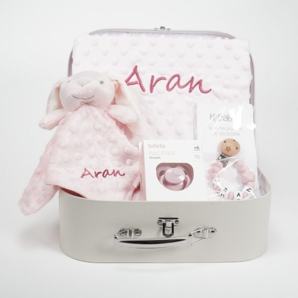 Caja regalo Mi Doudou compuesta por : Sujetachupete silicona personalizado de grado alimentario libre de BPA, PVC, Ftalatos, cadmio y plomo. Pinza de madera y cordón de nylon de alta resistencia,bajo normativa europea EN12586:2007 (A1:2011 Doudou osito confeccionado en polyester utilizando únicamente materiales de máxima calidad certificado según normativa Europea garantizando la total seguridad para los pequeños. Personalizado Manta bebé Topitos confeccionado con tejido poliéster extrasuave. Medida aproximada 80 x 110cm peso aproximado 380 gr/m2 Personalizada Los chupetes Retro Nordic están equipados con tetina patentada NGermany, sinónimo de alta calidad y de una experiencia de más de 30 años. Todas las tetinas disponen de una válvula que les permite recuperar inmediatamente su forma original. La arandela del chupete Retro Nordic cuenta con un sistema de ventilación que permite que el aire circule entre el chupete y la cara del bebé, evitando marcas y rozaduras. Características 100% BPA FREE Con capucha de protección. Producto Europeo, cumple con la normativa EN1400. Las tetinas de silicona hay que revisarlas a menudo cuando los niños tienen dientes.