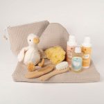 Canastilla bebé Momentos de baño compuesta por : Peluche oca de 18cm de altura, de Little Dutch está hecha de una felpa increiblemente suave ideal para el bebé Precioso neceser bebé personalizable con el nombre del bebé, donde podrás poner las cositas necesarias para su aseo, tanto si vas de paseo como de viaje. Neceser de piqué waffle algodón Interior forrado con tela impermeable. Medidas aprox. 25cm x 16cm ancho de base 10cm Capa de baño de piqué waffle y rizo algodón, ligera, fácil de plegar y limpiar, el algodón waffle es una tela muy suave,manejable y cómoda, tremendamente esponjosa adquiere su nombre por los cuadraditos en relieve, que hacen la forma de un gofre o bien de un nido de abeja. Certificación OEKO-TEX STANDARD 100 apto para articulos que puedan estar en contacto directo con la piel para bebes y niñ@s de hasta tres años. Medidas aprox. : 65 x 100 cm Material y cuidados: Material: Piqué waffle 100% algodón y rizo Lavar en agua fria maximo a 30°C Tejidos de algodón certificados según la norma OEKO-TEX® 100, clase de producto I Agua de colonia Carelia 125ml. alta tolerancia y baja en alcohol dermatologicamente testada. Champu y gel de baño suave Carelia 200ml. enriquecido con extracto de avena y miel apto para pieles sensibles y atópicas formulado con ingredientes de origen natural. Leche corporal hidratante Carelia 200ml. enriquecido con extracto de avena y aceite de algodón apto para pieles sensibles y atópicas formulado con ingredientes de origen natural. Esponja natural 100% de baño para bebé, fondo marino,seleccionada artesanalmente. Peine y cepillo de madera y algodón para bebés. Medidas : Cepillo 16cm / Peine 14cm Bandeja personalizable, la base que te proponemos es uno de esos productos con los que no fallarás a la hora de decorar los lugares predilectos de los niños. Se trata de una bandeja de cartón duro en tono gris claro, muy resistente y práctica. Por dentro, es de color blanco con lunares también
