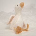 Peluche oca de 18cm de altura, de Little Dutch está hecha de una felpa increiblemente suave ideal para el bebé