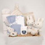 Canastilla bebé Sunny the big compuesta por : Peluche Sunny Sunny te está esperando para acurrucarte y abrazarte es increíblemente suave y tiene el tamaño perfecto para llevarla a donde quiera que vayas. El peluche está hecho de suave plumé y pana estampada y mide 25 cm de altura, vestido con Sunny Vintage, un diseño de Little Dutch, que le da un toque romántico al look. Un conejito icónico del que ninguna guardería puede prescindir. Sunny musical Tira de la cuerda y Sunny empezará a sonar. Este lindo peluche músical te reproducirá una canción para ayudarte a calmarte, relajarte y conciliar el sueño. El conejito icónico está vestido con Sunny Vintage y se verá impresionante en la habitación del bebé. Fácil de colocar en el parque, la cuna o la cómoda. Medidas : 15 x 23 x 8cm El sonajero en forma de anillo está decorado en Sunny vintage de Little Dutch y está diseñado para que las manos pequeñas lo agarren fácilmente. Hay etiquetas pequeñas para explorar y un simpático miffy en la parte superior para jugar. Doudou Miffy Vintage sunny de Little Dutch 30cm x 30cm, dispone de etiquetas para potenciar la sensibilidad del bebé, con este dulce doudou para abrazar, siempre tendrás a tu suave miffy contigo para consolarte. En la cama para acurrucarse, en el cochectito y en el parque para explorar las diversas etiquetas y jugar con miffy. El doudou de peluche viene en el diseño Sunny Vintage de Little Dutch con un interior suave y tierno. En poco tiempo, tu pequeño será inseparable con este paño de miffy. Manta de coralina lisa polar extrasuave, ligera, muy comoda y calentita. Personalizable. Medidas 70cm x 100cm. Gramaje : 260gr/m² Color blanco roto Bandana de piqué waffle y algodón, realizado a mano con cierre de velcro muy cómodo para su ajuste y seguro a la vez, el algodón waffle es una tela muy suave,manejable y cómoda, tremendamente esponjosa adquiere su nombre por los cuadraditos en relieve, que hacen la forma de un gofre