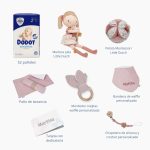 Tarta de pañales de 3 pisos compuesto por 52 unidades marca Dodot sensitive, pelota sensorial Montessori de Little Dutch, mordedor orejitas de tela piqué waffle algodón y aro de madera natural personalizado con el nombre del bebé, bandana de tela piqué waffle algodón personalizable, chupetero de silicona y crochet con pinza de madera natural de haya, paño de lactancia de piqué waffle algodón, muñeca ANNA de Little Dutch 35cm. Stick de madera personalizado con el nombre del bebé. Dimensiones altura 42cm x 27cm ancho. Color Rosa palo