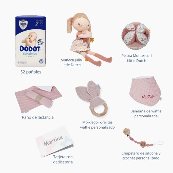 Tarta de pañales de 3 pisos compuesto por 52 unidades marca Dodot sensitive, pelota sensorial Montessori de Little Dutch, mordedor orejitas de tela piqué waffle algodón y aro de madera natural personalizado con el nombre del bebé, bandana de tela piqué waffle algodón personalizable, chupetero de silicona y crochet con pinza de madera natural de haya, paño de lactancia de piqué waffle algodón, muñeca ANNA de Little Dutch 35cm. Stick de madera personalizado con el nombre del bebé. Dimensiones altura 42cm x 27cm ancho. Color Rosa palo