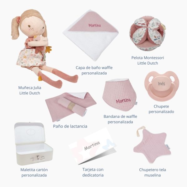 Canastilla bebé Anna compuesta por : Anna, esta muñeca blandita con su bonita falda desea que la abraces y jugar en jardines llenos de flores y mariposas. Junto con su pajarillo Anna será tu mejor amiga. Ella siempre estará ahí cuando quieras jugar o necesites un buen abrazo. Medida : 35 cm Toalla capa de baño waffle de Hi Baby!, 100% algodón orgánico. Medidas 80 x 80 cm Personalizada Pelota Montessori Flores & Mariposas Esta bola de agarre con su forma interesante es un gran desafío para su pequeño. Hay muchos lugares para agarrar y explorar con diferentes texturas y patrones. Es fácil de levantar para las manos pequeñas y cuando se mueve, el alegre sonido de la campana animará a su bebé. Su bonita decoración de veleros y faros, los nudos fáciles de agarrar y las diversas etiquetas estimularán los sentidos, desarrollarán el agarre y mantendrán a su bebé ocupado en el parque. Medidas 12 x 12 x 12cm Chupetero de tela estrella de Hi Baby! 15cm x 15cm., el chupetero es muy suave y agradable para abrazarlo y jugar. Es más fácil encontrar el chupete cuando se ha caído o en la bolsa de pañales. La cinta facilita la sujeción del chupete al chupetero. Parte delantera de algodón muselina y parte trasera de tejido de peluche muy suave, coralina. Lavable a máquina. Tejido exterior 100% algodón, interior poliéster. Chupete con capucha personalizado Los chupetes Retro Nordic están equipados con tetina patentada NGermany, sinónimo de alta calidad y de una experiencia de más de 30 años. Todas las tetinas disponen de una válvula que les permite recuperar inmediatamente su forma original. La arandela del chupete Retro Nordic cuenta con un sistema de ventilación que permite que el aire circule entre el chupete y la cara del bebé, evitando marcas y rozaduras. Características 100% BPA FREE Con capucha de protección. Producto Europeo, cumple con la normativa EN1400. Las tetinas de silicona hay que revisarlas a menudo cuando los niños tiene