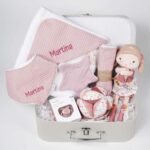 Canastilla bebé Anna compuesta por : Anna, esta muñeca blandita con su bonita falda desea que la abraces y jugar en jardines llenos de flores y mariposas. Junto con su pajarillo Anna será tu mejor amiga. Ella siempre estará ahí cuando quieras jugar o necesites un buen abrazo. Medida : 35 cm Toalla capa de baño waffle de Hi Baby!, 100% algodón orgánico. Medidas 80 x 80 cm Personalizada Pelota Montessori Flores & Mariposas Esta bola de agarre con su forma interesante es un gran desafío para su pequeño. Hay muchos lugares para agarrar y explorar con diferentes texturas y patrones. Es fácil de levantar para las manos pequeñas y cuando se mueve, el alegre sonido de la campana animará a su bebé. Su bonita decoración de veleros y faros, los nudos fáciles de agarrar y las diversas etiquetas estimularán los sentidos, desarrollarán el agarre y mantendrán a su bebé ocupado en el parque. Medidas 12 x 12 x 12cm Chupetero de tela estrella de Hi Baby! 15cm x 15cm., el chupetero es muy suave y agradable para abrazarlo y jugar. Es más fácil encontrar el chupete cuando se ha caído o en la bolsa de pañales. La cinta facilita la sujeción del chupete al chupetero. Parte delantera de algodón muselina y parte trasera de tejido de peluche muy suave, coralina. Lavable a máquina. Tejido exterior 100% algodón, interior poliéster. Chupete con capucha personalizado Los chupetes Retro Nordic están equipados con tetina patentada NGermany, sinónimo de alta calidad y de una experiencia de más de 30 años. Todas las tetinas disponen de una válvula que les permite recuperar inmediatamente su forma original. La arandela del chupete Retro Nordic cuenta con un sistema de ventilación que permite que el aire circule entre el chupete y la cara del bebé, evitando marcas y rozaduras. Características 100% BPA FREE Con capucha de protección. Producto Europeo, cumple con la normativa EN1400. Las tetinas de silicona hay que revisarlas a menudo cuando los niños tiene