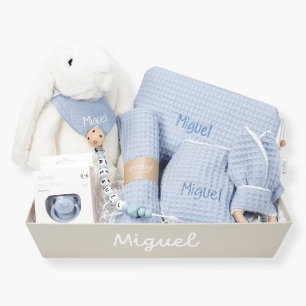 Cesta bebé Big Bunny compuesta por : Conejito de peluche BUNNY Peluche fabricado por Artesavi hecho a mano y confeccionado utilizando materiales de la más alta calidad, sus superficies son lavables. Este producto dispone de los ensayos de laboratorio y certificados según normativa Europea EN71-1 / EN71-2 / EN71-3 , estando exentos de tintes tóxicos y partes peligrosas garantizando así la total seguridad para los más pequeños. Medida : 32cm Personalizada la bandana con el nombre del bebé. Bandana de piqué waffle y algodón, realizado a mano con cierre de velcro muy cómodo para su ajuste y seguro a la vez, el algodón waffle es una tela muy suave,manejable y cómoda, tremendamente esponjosa adquiere su nombre por los cuadraditos en relieve, que hacen la forma de un gofre o bien de un nido de abeja. Certificación OEKO-TEX STANDARD 100 apto para articulos que puedan estar en contacto directo con la piel para bebes y niñ@s de hasta tres años. Medidas.- 29cm x 15cm Personalizable Mordedor de piqué waffle algodón y madera natural de haya, confección artesanal,el algodón waffle es una tela muy suave,manejable y cómoda, tremendamente esponjosa adquiere su nombre por los cuadraditos en relieve, que hacen la forma de un gofre o bien de un nido de abeja. Certificación OEKO-TEX STANDARD 100 apto para articulos que puedan estar en contacto directo con la piel para bebes y niñ@s de hasta tres años. Paño de lactancia piqué waffle y algodón, el algodón waffle es una tela muy suave,manejable y cómoda, tremendamente esponjosa adquiere su nombre por los cuadraditos en relieve, que hacen la forma de un gofre o bien de un nido de abeja. Certificación OEKO-TEX STANDARD 100 apto para articulos que puedan estar en contacto directo con la piel para bebes y niñ@s de hasta tres años.medidas 35cm X 25cm. Sujetachupete silicona de grado alimentario libre de BPA, PVC, Ftalatos, cadmio y plomo. Pinza de madera y cordón de nylon de alta resistencia