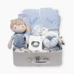 Canastilla Jimmy compuesta por : Jimmy, el lindo y blandito muñeco de peluche de felpa, es suave y encantador para abrazarlo. Vestido con mono de pana, puede sentarse y le gusta ir contigo a todas partes. Medida : 35 cm Toalla capa de baño personalizada con el nombre del bebé, de waffle 100% algodón orgánico. Medidas 75 x 75 cm Chupetero de tela de Little Dutch. Opta por esta cautivadora tela para chupete y tendrás el chupete de tu bebé siempre a tu alcance. También es un gran regalo de maternidad, coloca un mordedor o chupete en el lazo de algodón de color azul para mantenerlo limpio y a mano. 100% Polyester Pelota sensorial Montessori de Little Dutch. Chupete con capucha Los chupetes Retro Nordic están equipados con tetina patentada NGermany, sinónimo de alta calidad y de una experiencia de más de 30 años. Todas las tetinas disponen de una válvula que les permite recuperar inmediatamente su forma original. La arandela del chupete Retro Nordic cuenta con un sistema de ventilación que permite que el aire circule entre el chupete y la cara del bebé, evitando marcas y rozaduras. Características 100% BPA FREE Con capucha de protección. Producto Europeo, cumple con la normativa EN1400. Las tetinas de silicona hay que revisarlas a menudo cuando los niños tienen dientes. Bandana de piqué waffle y algodón, realizado a mano con cierre de velcro muy cómodo para su ajuste y seguro a la vez, el algodón waffle es una tela muy suave,manejable y cómoda, tremendamente esponjosa adquiere su nombre por los cuadraditos en relieve, que hacen la forma de un gofre o bien de un nido de abeja. Certificación OEKO-TEX STANDARD 100 apto para articulos que puedan estar en contacto directo con la piel para bebes y niñ@s de hasta tres años. Medidas.- 29cm x 15cm Personalizable Paño de lactancia piqué waffle y a