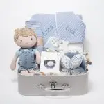 Canastilla Jimmy compuesta por : Jimmy, el lindo y blandito muñeco de peluche de felpa, es suave y encantador para abrazarlo. Vestido con mono de pana, puede sentarse y le gusta ir contigo a todas partes. Medida : 35 cm Toalla capa de baño personalizada con el nombre del bebé, de waffle 100% algodón orgánico. Medidas 75 x 75 cm Chupetero de tela de Little Dutch. Opta por esta cautivadora tela para chupete y tendrás el chupete de tu bebé siempre a tu alcance. También es un gran regalo de maternidad, coloca un mordedor o chupete en el lazo de algodón de color azul para mantenerlo limpio y a mano. 100% Polyester Pelota sensorial Montessori de Little Dutch. Chupete con capucha Los chupetes Retro Nordic están equipados con tetina patentada NGermany, sinónimo de alta calidad y de una experiencia de más de 30 años. Todas las tetinas disponen de una válvula que les permite recuperar inmediatamente su forma original. La arandela del chupete Retro Nordic cuenta con un sistema de ventilación que permite que el aire circule entre el chupete y la cara del bebé, evitando marcas y rozaduras. Características 100% BPA FREE Con capucha de protección. Producto Europeo, cumple con la normativa EN1400. Las tetinas de silicona hay que revisarlas a menudo cuando los niños tienen dientes. Bandana de piqué waffle y algodón, realizado a mano con cierre de velcro muy cómodo para su ajuste y seguro a la vez, el algodón waffle es una tela muy suave,manejable y cómoda, tremendamente esponjosa adquiere su nombre por los cuadraditos en relieve, que hacen la forma de un gofre o bien de un nido de abeja. Certificación OEKO-TEX STANDARD 100 apto para articulos que puedan estar en contacto directo con la piel para bebes y niñ@s de hasta tres años. Medidas.- 29cm x 15cm Personalizable Paño de lactancia piqué waffle y a