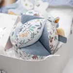 Canastilla Jimmy compuesta por : Jimmy, el lindo y blandito muñeco de peluche de felpa, es suave y encantador para abrazarlo. Vestido con mono de pana, puede sentarse y le gusta ir contigo a todas partes. Medida : 35 cm Toalla capa de baño personalizada con el nombre del bebé, de waffle 100% algodón orgánico. Medidas 75 x 75 cm Chupetero de tela de Little Dutch. Opta por esta cautivadora tela para chupete y tendrás el chupete de tu bebé siempre a tu alcance. También es un gran regalo de maternidad, coloca un mordedor o chupete en el lazo de algodón de color azul para mantenerlo limpio y a mano. 100% Polyester Pelota sensorial Montessori de Little Dutch. Chupete con capucha Los chupetes Retro Nordic están equipados con tetina patentada NGermany, sinónimo de alta calidad y de una experiencia de más de 30 años. Todas las tetinas disponen de una válvula que les permite recuperar inmediatamente su forma original. La arandela del chupete Retro Nordic cuenta con un sistema de ventilación que permite que el aire circule entre el chupete y la cara del bebé, evitando marcas y rozaduras. Características 100% BPA FREE Con capucha de protección. Producto Europeo, cumple con la normativa EN1400. Las tetinas de silicona hay que revisarlas a menudo cuando los niños tienen dientes. Bandana de piqué waffle y algodón, realizado a mano con cierre de velcro muy cómodo para su ajuste y seguro a la vez, el algodón waffle es una tela muy suave,manejable y cómoda, tremendamente esponjosa adquiere su nombre por los cuadraditos en relieve, que hacen la forma de un gofre o bien de un nido de abeja. Certificación OEKO-TEX STANDARD 100 apto para articulos que puedan estar en contacto directo con la piel para bebes y niñ@s de hasta tres años. Medidas.- 29cm x 15cm Personalizable Paño de lactancia piqué waffle y a