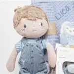 Canastilla Jimmy compuesta por : Jimmy, el lindo y blandito muñeco de peluche de felpa, es suave y encantador para abrazarlo. Vestido con mono de pana, puede sentarse y le gusta ir contigo a todas partes. Medida : 35 cm Toalla capa de baño personalizada con el nombre del bebé, de waffle 100% algodón orgánico. Medidas 75 x 75 cm Chupetero de tela de Little Dutch. Opta por esta cautivadora tela para chupete y tendrás el chupete de tu bebé siempre a tu alcance. También es un gran regalo de maternidad, coloca un mordedor o chupete en el lazo de algodón de color azul para mantenerlo limpio y a mano. 100% Polyester Pelota sensorial Montessori de Little Dutch. Chupete con capucha Los chupetes Retro Nordic están equipados con tetina patentada NGermany, sinónimo de alta calidad y de una experiencia de más de 30 años. Todas las tetinas disponen de una válvula que les permite recuperar inmediatamente su forma original. La arandela del chupete Retro Nordic cuenta con un sistema de ventilación que permite que el aire circule entre el chupete y la cara del bebé, evitando marcas y rozaduras. Características 100% BPA FREE Con capucha de protección. Producto Europeo, cumple con la normativa EN1400. Las tetinas de silicona hay que revisarlas a menudo cuando los niños tienen dientes. Bandana de piqué waffle y algodón, realizado a mano con cierre de velcro muy cómodo para su ajuste y seguro a la vez, el algodón waffle es una tela muy suave,manejable y cómoda, tremendamente esponjosa adquiere su nombre por los cuadraditos en relieve, que hacen la forma de un gofre o bien de un nido de abeja. Certificación OEKO-TEX STANDARD 100 apto para articulos que puedan estar en contacto directo con la piel para bebes y niñ@s de hasta tres años. Medidas.- 29cm x 15cm Personalizable Paño de lactancia piqué waffle y a