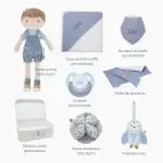 Canastilla Jimmy compuesta por : Jimmy, el lindo y blandito muñeco de peluche de felpa, es suave y encantador para abrazarlo. Vestido con mono de pana, puede sentarse y le gusta ir contigo a todas partes. Medida : 35 cm Toalla capa de baño personalizada con el nombre del bebé, de waffle 100% algodón orgánico. Medidas 75 x 75 cm Chupetero de tela de Little Dutch. Opta por esta cautivadora tela para chupete y tendrás el chupete de tu bebé siempre a tu alcance. También es un gran regalo de maternidad, coloca un mordedor o chupete en el lazo de algodón de color azul para mantenerlo limpio y a mano. 100% Polyester Pelota sensorial Montessori de Little Dutch. Chupete con capucha Los chupetes Retro Nordic están equipados con tetina patentada NGermany, sinónimo de alta calidad y de una experiencia de más de 30 años. Todas las tetinas disponen de una válvula que les permite recuperar inmediatamente su forma original. La arandela del chupete Retro Nordic cuenta con un sistema de ventilación que permite que el aire circule entre el chupete y la cara del bebé, evitando marcas y rozaduras. Características 100% BPA FREE Con capucha de protección. Producto Europeo, cumple con la normativa EN1400. Las tetinas de silicona hay que revisarlas a menudo cuando los niños tienen dientes. Bandana de piqué waffle y algodón, realizado a mano con cierre de velcro muy cómodo para su ajuste y seguro a la vez, el algodón waffle es una tela muy suave,manejable y cómoda, tremendamente esponjosa adquiere su nombre por los cuadraditos en relieve, que hacen la forma de un gofre o bien de un nido de abeja. Certificación OEKO-TEX STANDARD 100 apto para articulos que puedan estar en contacto directo con la piel para bebes y niñ@s de hasta tres años. Medidas.- 29cm x 15cm Personalizable Paño de lactancia piqué waffle y a