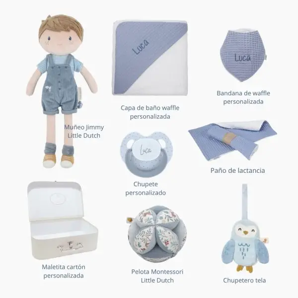 Canastilla Jimmy compuesta por : Jimmy, el lindo y blandito muñeco de peluche de felpa, es suave y encantador para abrazarlo. Vestido con mono de pana, puede sentarse y le gusta ir contigo a todas partes. Medida : 35 cm Toalla capa de baño personalizada con el nombre del bebé, de waffle 100% algodón orgánico. Medidas 75 x 75 cm Chupetero de tela de Little Dutch. Opta por esta cautivadora tela para chupete y tendrás el chupete de tu bebé siempre a tu alcance. También es un gran regalo de maternidad, coloca un mordedor o chupete en el lazo de algodón de color azul para mantenerlo limpio y a mano. 100% Polyester Pelota sensorial Montessori de Little Dutch. Chupete con capucha Los chupetes Retro Nordic están equipados con tetina patentada NGermany, sinónimo de alta calidad y de una experiencia de más de 30 años. Todas las tetinas disponen de una válvula que les permite recuperar inmediatamente su forma original. La arandela del chupete Retro Nordic cuenta con un sistema de ventilación que permite que el aire circule entre el chupete y la cara del bebé, evitando marcas y rozaduras. Características 100% BPA FREE Con capucha de protección. Producto Europeo, cumple con la normativa EN1400. Las tetinas de silicona hay que revisarlas a menudo cuando los niños tienen dientes. Bandana de piqué waffle y algodón, realizado a mano con cierre de velcro muy cómodo para su ajuste y seguro a la vez, el algodón waffle es una tela muy suave,manejable y cómoda, tremendamente esponjosa adquiere su nombre por los cuadraditos en relieve, que hacen la forma de un gofre o bien de un nido de abeja. Certificación OEKO-TEX STANDARD 100 apto para articulos que puedan estar en contacto directo con la piel para bebes y niñ@s de hasta tres años. Medidas.- 29cm x 15cm Personalizable Paño de lactancia piqué waffle y a