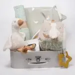 Canastilla Olivia compuesta por : Toalla capa de baño pequeños gansos de Hi Baby!, 100% algodón orgánico. Medidas 75 x 75 cm Paño de lactancia piqué waffle y algodón, el algodón waffle es una tela muy suave,manejable y cómoda, tremendamente esponjosa adquiere su nombre por los cuadraditos en relieve, que hacen la forma de un gofre o bien de un nido de abeja. Certificación OEKO-TEX STANDARD 100 apto para articulos que puedan estar en contacto directo con la piel para bebes y niñ@s de hasta tres años.medidas 35cm X 25cm. Chupete con capucha personalizado con el nombre del bebé Los chupetes Retro Nordic están equipados con tetina patentada NGermany, sinónimo de alta calidad y de una experiencia de más de 30 años. Todas las tetinas disponen de una válvula que les permite recuperar inmediatamente su forma original. La arandela del chupete Retro Nordic cuenta con un sistema de ventilación que permite que el aire circule entre el chupete y la cara del bebé, evitando marcas y rozaduras. Características 100% BPA FREE Con capucha de protección. Producto Europeo, cumple con la normativa EN1400. Las tetinas de silicona hay que revisarlas a menudo cuando los niños tienen dientes. Chupetero de tela pequeños gansos de Hi Baby! 15cm x 15cm., el chupetero es muy suave y agradable para abrazarlo y jugar. Es más fácil encontrar el chupete cuando se ha caído o en la bolsa de pañales. La cinta facilita la sujeción del chupete al chupetero. Parte delantera de algodón y parte trasera de coralina muy suave.Lavable a máquina. Tejido exterior 100% algodón, interior poliéster. Cubo blandito de actividades de Little Dutch, este suave cubo de actividades contiene muchas actividades que estimulan los sentidos del bebé. Hay mucho por descubrir y jugar: varias etiquetas, diferentes texturas, un espejo y un sonajero que suena con cada movimiento. También hay una pequeña rana a la que le gusta jugar al escondite. Este juguete asegura momentos divertidos en