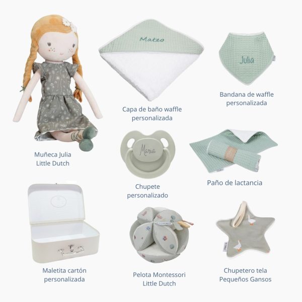 Canastilla Julia compuesta por : Julia, esta muñeca blandita con su bonito vestido desea que la abraces y que juegues con ella, Julia será tu mejor amiga. Ella siempre estará ahí cuando quieras jugar o necesites un buen abrazo. Medida : 35 cm Toalla capa de baño personalizada de waffle 100% algodón orgánico, producido por Hi Baby! Medidas 75 x 75 cm Chupetero de tela pequeños gansos de Hi Baby! 15cm x 15cm., el chupetero es muy suave y agradable para abrazarlo y jugar. Es más fácil encontrar el chupete cuando se ha caído o en la bolsa de pañales. La cinta facilita la sujeción del chupete al chupetero. Parte delantera de tela y parte trasera de tejido de peluche muy suave.Lavable a máquina. Tejido exterior 100% algodón, interior poliéster. Chupete retro nordic personalizado Los chupetes Retro Nordic están equipados con tetina patentada NGermany, sinónimo de alta calidad y de una experiencia de más de 30 años. Todas las tetinas disponen de una válvula que les permite recuperar inmediatamente su forma original. La arandela del chupete Retro Nordic cuenta con un sistema de ventilación que permite que el aire circule entre el chupete y la cara del bebé, evitando marcas y rozaduras. Características 100% BPA FREE Con capucha de protección. Producto Europeo, cumple con la normativa EN1400. Las tetinas de silicona hay que revisarlas a menudo cuando los niños tienen dientes. Personalizado con el nombre del bebé. Bandana de piqué waffle y algodón, realizado a mano con cierre de velcro muy cómodo para su ajuste y seguro a la vez, el algodón waffle es una tela muy suave,manejable y cómoda, tremendamente esponjosa adquiere su nombre por los cuadraditos en relieve, que hacen la forma de un gofre o bien de un nido de abeja. Certificación OEKO-TEX STANDARD 100 apto para articulos que puedan estar en contacto directo con la piel para bebes y niñ@s de hasta tres años. Medidas.- 29cm x 15cm Personalizada con el nombre del bebé. Paño de lactanc