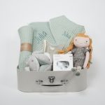 Canastilla Julia compuesta por : Julia, esta muñeca blandita con su bonito vestido desea que la abraces y que juegues con ella, Julia será tu mejor amiga. Ella siempre estará ahí cuando quieras jugar o necesites un buen abrazo. Medida : 35 cm Toalla capa de baño personalizada de waffle 100% algodón orgánico, producido por Hi Baby! Medidas 75 x 75 cm Chupetero de tela pequeños gansos de Hi Baby! 15cm x 15cm., el chupetero es muy suave y agradable para abrazarlo y jugar. Es más fácil encontrar el chupete cuando se ha caído o en la bolsa de pañales. La cinta facilita la sujeción del chupete al chupetero. Parte delantera de tela y parte trasera de tejido de peluche muy suave.Lavable a máquina. Tejido exterior 100% algodón, interior poliéster. Chupete retro nordic personalizado Los chupetes Retro Nordic están equipados con tetina patentada NGermany, sinónimo de alta calidad y de una experiencia de más de 30 años. Todas las tetinas disponen de una válvula que les permite recuperar inmediatamente su forma original. La arandela del chupete Retro Nordic cuenta con un sistema de ventilación que permite que el aire circule entre el chupete y la cara del bebé, evitando marcas y rozaduras. Características 100% BPA FREE Con capucha de protección. Producto Europeo, cumple con la normativa EN1400. Las tetinas de silicona hay que revisarlas a menudo cuando los niños tienen dientes. Personalizado con el nombre del bebé. Bandana de piqué waffle y algodón, realizado a mano con cierre de velcro muy cómodo para su ajuste y seguro a la vez, el algodón waffle es una tela muy suave,manejable y cómoda, tremendamente esponjosa adquiere su nombre por los cuadraditos en relieve, que hacen la forma de un gofre o bien de un nido de abeja. Certificación OEKO-TEX STANDARD 100 apto para articulos que puedan estar en contacto directo con la piel para bebes y niñ@s de hasta tres años. Medidas.- 29cm x 15cm Personalizada con el nombre del bebé. Paño de lactanc