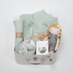 Canastilla Julia compuesta por : Julia, esta muñeca blandita con su bonito vestido desea que la abraces y que juegues con ella, Julia será tu mejor amiga. Ella siempre estará ahí cuando quieras jugar o necesites un buen abrazo. Medida : 35 cm Toalla capa de baño personalizada de waffle 100% algodón orgánico, producido por Hi Baby! Medidas 75 x 75 cm Chupetero de tela pequeños gansos de Hi Baby! 15cm x 15cm., el chupetero es muy suave y agradable para abrazarlo y jugar. Es más fácil encontrar el chupete cuando se ha caído o en la bolsa de pañales. La cinta facilita la sujeción del chupete al chupetero. Parte delantera de tela y parte trasera de tejido de peluche muy suave.Lavable a máquina. Tejido exterior 100% algodón, interior poliéster. Chupete retro nordic personalizado Los chupetes Retro Nordic están equipados con tetina patentada NGermany, sinónimo de alta calidad y de una experiencia de más de 30 años. Todas las tetinas disponen de una válvula que les permite recuperar inmediatamente su forma original. La arandela del chupete Retro Nordic cuenta con un sistema de ventilación que permite que el aire circule entre el chupete y la cara del bebé, evitando marcas y rozaduras. Características 100% BPA FREE Con capucha de protección. Producto Europeo, cumple con la normativa EN1400. Las tetinas de silicona hay que revisarlas a menudo cuando los niños tienen dientes. Personalizado con el nombre del bebé. Bandana de piqué waffle y algodón, realizado a mano con cierre de velcro muy cómodo para su ajuste y seguro a la vez, el algodón waffle es una tela muy suave,manejable y cómoda, tremendamente esponjosa adquiere su nombre por los cuadraditos en relieve, que hacen la forma de un gofre o bien de un nido de abeja. Certificación OEKO-TEX STANDARD 100 apto para articulos que puedan estar en contacto directo con la piel para bebes y niñ@s de hasta tres años. Medidas.- 29cm x 15cm Personalizada con el nombre del bebé. Paño de lactanc