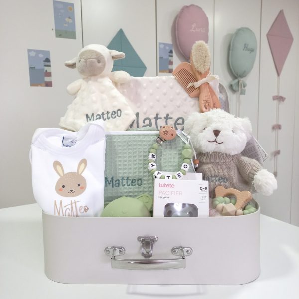 Canastilla bebé regalo recién nacido personalizada, el regalo ideal para la mamá y el bebé por su utilidad diaria y su exclusividad, no hay dos iguales. Tú ilimitada imaginación convertida en una gran muestra de cariño!