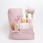 Canastilla regalo bebé baño compuesta por : Capa de baño bebé Waffle personalizada, producida por Hi Baby!. Esta Capa de baño está realizada con rizo de algodón 100% y Waffle. Sus medidas son: 80cm x 80cm con certificado OEKO-TEX STANDARD 100. Lavado a máquina 30º Rizo blanco y capucha con waffle de color, Azul jean, Beige, Rosa empolvado, Verde y Mostaza. Personalizada con el nombre del bebé Descubre nuestros delicados cepillo y peine bebé madera personalizado, diseñado con los materiales más finos y naturales para cuidar el delicado cabello de tu bebé. Cepillo: Hecho con materiales 100% naturales de lana de cabra y madera de haya, ofreciendo una experiencia cómoda y suave para tu bebé. Su diseño extremadamente suave y delicado es ideal para el cuero cabelludo sensible de los más pequeños. Al usarlo regularmente, este cepillo ayuda eficazmente a prevenir la costra láctea al limpiar suavemente el cuero cabelludo, dejando el cabello de tu bebé limpio, suave y saludable. Peine: nuestro peine de madera antiestática, diseñado para desenredar con suavidad incluso el cabello más rebelde. Fabricado con madera de alta calidad, este peine no solo es eficaz para eliminar nudos, sino que también ayuda a reducir la estática, dejando el cabello suave y manejable. Su diseño ergonómico garantiza un peinado cómodo y sin tirones, mientras que las púas de madera cuidadosamente colocadas se deslizan suavemente a través del cabello, brindando un resultado impecable. Ideal para toda la familia, este cepillo es una adición esencial para tu rutina diaria de cuidado capilar. El conjunto perfecto para añadirlo a nuestras preciosas Tartas de pañales y canastillas. Personalizados con el nombre del bebé Medidas Cepillo: 15cm x 4cm x 11,8mm Medidas peine: 13,50cm x 4,5cm Juguetes baño bebe de silicona Moofis Juguetes de Bañera para bebés de silicona suave y libre de BPA, se abren para facilitar su limpieza, juguetes para la hora del baño (6+ Me