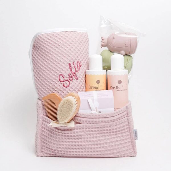 Canastilla regalo bebé baño compuesta por : Capa de baño bebé Waffle personalizada, producida por Hi Baby!. Esta Capa de baño está realizada con rizo de algodón 100% y Waffle. Sus medidas son: 80cm x 80cm con certificado OEKO-TEX STANDARD 100. Lavado a máquina 30º Rizo blanco y capucha con waffle de color, Azul jean, Beige, Rosa empolvado, Verde y Mostaza. Personalizada con el nombre del bebé Descubre nuestros delicados cepillo y peine bebé madera personalizado, diseñado con los materiales más finos y naturales para cuidar el delicado cabello de tu bebé. Cepillo: Hecho con materiales 100% naturales de lana de cabra y madera de haya, ofreciendo una experiencia cómoda y suave para tu bebé. Su diseño extremadamente suave y delicado es ideal para el cuero cabelludo sensible de los más pequeños. Al usarlo regularmente, este cepillo ayuda eficazmente a prevenir la costra láctea al limpiar suavemente el cuero cabelludo, dejando el cabello de tu bebé limpio, suave y saludable. Peine: nuestro peine de madera antiestática, diseñado para desenredar con suavidad incluso el cabello más rebelde. Fabricado con madera de alta calidad, este peine no solo es eficaz para eliminar nudos, sino que también ayuda a reducir la estática, dejando el cabello suave y manejable. Su diseño ergonómico garantiza un peinado cómodo y sin tirones, mientras que las púas de madera cuidadosamente colocadas se deslizan suavemente a través del cabello, brindando un resultado impecable. Ideal para toda la familia, este cepillo es una adición esencial para tu rutina diaria de cuidado capilar. El conjunto perfecto para añadirlo a nuestras preciosas Tartas de pañales y canastillas. Personalizados con el nombre del bebé Medidas Cepillo: 15cm x 4cm x 11,8mm Medidas peine: 13,50cm x 4,5cm Juguetes baño bebe de silicona Moofis Juguetes de Bañera para bebés de silicona suave y libre de BPA, se abren para facilitar su limpieza, juguetes para la hora del baño (6+ Me