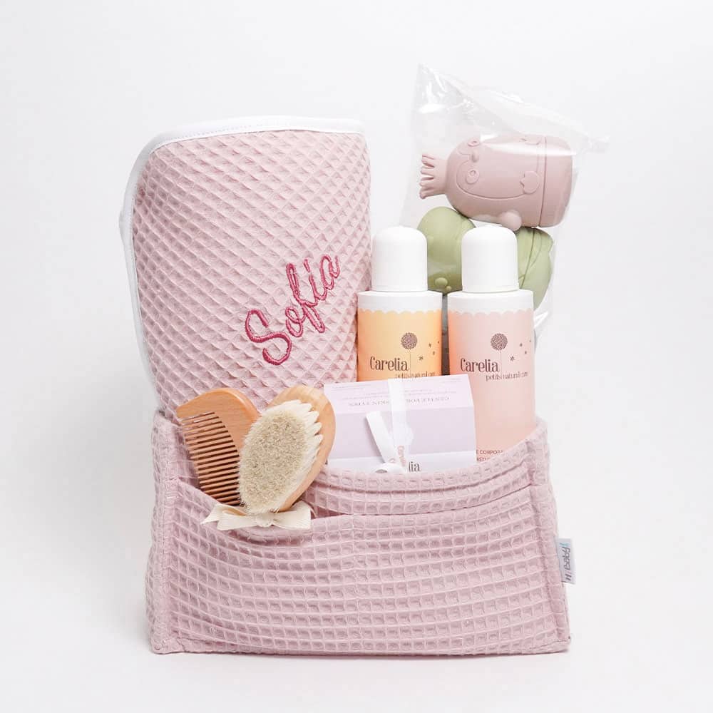 Canastilla regalo bebé baño compuesta por : Capa de baño bebé Waffle personalizada, producida por Hi Baby!. Esta Capa de baño está realizada con rizo de algodón 100% y Waffle. Sus medidas son: 80cm x 80cm con certificado OEKO-TEX STANDARD 100. Lavado a máquina 30º Rizo blanco y capucha con waffle de color, Azul jean, Beige, Rosa empolvado, Verde y Mostaza. Personalizada con el nombre del bebé Descubre nuestros delicados cepillo y peine bebé madera personalizado, diseñado con los materiales más finos y naturales para cuidar el delicado cabello de tu bebé. Cepillo: Hecho con materiales 100% naturales de lana de cabra y madera de haya, ofreciendo una experiencia cómoda y suave para tu bebé. Su diseño extremadamente suave y delicado es ideal para el cuero cabelludo sensible de los más pequeños. Al usarlo regularmente, este cepillo ayuda eficazmente a prevenir la costra láctea al limpiar suavemente el cuero cabelludo, dejando el cabello de tu bebé limpio, suave y saludable. Peine: nuestro peine de madera antiestática, diseñado para desenredar con suavidad incluso el cabello más rebelde. Fabricado con madera de alta calidad, este peine no solo es eficaz para eliminar nudos, sino que también ayuda a reducir la estática, dejando el cabello suave y manejable. Su diseño ergonómico garantiza un peinado cómodo y sin tirones, mientras que las púas de madera cuidadosamente colocadas se deslizan suavemente a través del cabello, brindando un resultado impecable. Ideal para toda la familia, este cepillo es una adición esencial para tu rutina diaria de cuidado capilar. El conjunto perfecto para añadirlo a nuestras preciosas Tartas de pañales y canastillas. Personalizados con el nombre del bebé Medidas Cepillo: 15cm x 4cm x 11,8mm Medidas peine: 13,50cm x 4,5cm Juguetes baño bebe de silicona Moofis Juguetes de Bañera para bebés de silicona suave y libre de BPA, se abren para facilitar su limpieza, juguetes para la hora del baño (6+ Me