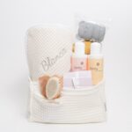Canastilla regalo bebé baño compuesta por : Capa de baño bebé Waffle personalizada, producida por Hi Baby!. Esta Capa de baño está realizada con rizo de algodón 100% y Waffle. Sus medidas son: 80cm x 80cm con certificado OEKO-TEX STANDARD 100. Lavado a máquina 30º Rizo blanco y capucha con waffle de color, Azul jean, Beige, Rosa empolvado, Verde y Mostaza. Personalizada con el nombre del bebé Descubre nuestros delicados cepillo y peine bebé madera personalizado, diseñado con los materiales más finos y naturales para cuidar el delicado cabello de tu bebé. Cepillo: Hecho con materiales 100% naturales de lana de cabra y madera de haya, ofreciendo una experiencia cómoda y suave para tu bebé. Su diseño extremadamente suave y delicado es ideal para el cuero cabelludo sensible de los más pequeños. Al usarlo regularmente, este cepillo ayuda eficazmente a prevenir la costra láctea al limpiar suavemente el cuero cabelludo, dejando el cabello de tu bebé limpio, suave y saludable. Peine: nuestro peine de madera antiestática, diseñado para desenredar con suavidad incluso el cabello más rebelde. Fabricado con madera de alta calidad, este peine no solo es eficaz para eliminar nudos, sino que también ayuda a reducir la estática, dejando el cabello suave y manejable. Su diseño ergonómico garantiza un peinado cómodo y sin tirones, mientras que las púas de madera cuidadosamente colocadas se deslizan suavemente a través del cabello, brindando un resultado impecable. Ideal para toda la familia, este cepillo es una adición esencial para tu rutina diaria de cuidado capilar. El conjunto perfecto para añadirlo a nuestras preciosas Tartas de pañales y canastillas. Personalizados con el nombre del bebé Medidas Cepillo: 15cm x 4cm x 11,8mm Medidas peine: 13,50cm x 4,5cm Juguetes baño bebe de silicona Moofis Juguetes de Bañera para bebés de silicona suave y libre de BPA, se abren para facilitar su limpieza, juguetes para la hora del baño (6+ Me