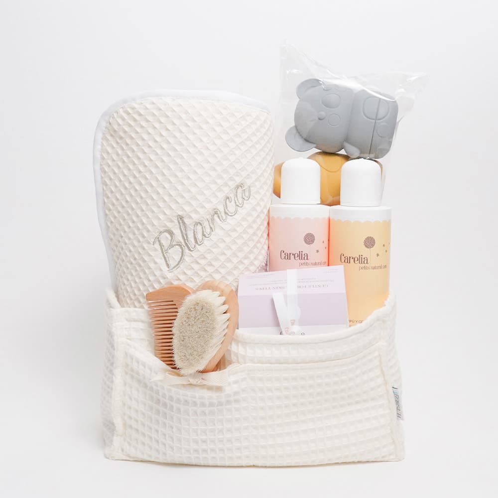 Canastilla regalo bebé baño compuesta por : Capa de baño bebé Waffle personalizada, producida por Hi Baby!. Esta Capa de baño está realizada con rizo de algodón 100% y Waffle. Sus medidas son: 80cm x 80cm con certificado OEKO-TEX STANDARD 100. Lavado a máquina 30º Rizo blanco y capucha con waffle de color, Azul jean, Beige, Rosa empolvado, Verde y Mostaza. Personalizada con el nombre del bebé Descubre nuestros delicados cepillo y peine bebé madera personalizado, diseñado con los materiales más finos y naturales para cuidar el delicado cabello de tu bebé. Cepillo: Hecho con materiales 100% naturales de lana de cabra y madera de haya, ofreciendo una experiencia cómoda y suave para tu bebé. Su diseño extremadamente suave y delicado es ideal para el cuero cabelludo sensible de los más pequeños. Al usarlo regularmente, este cepillo ayuda eficazmente a prevenir la costra láctea al limpiar suavemente el cuero cabelludo, dejando el cabello de tu bebé limpio, suave y saludable. Peine: nuestro peine de madera antiestática, diseñado para desenredar con suavidad incluso el cabello más rebelde. Fabricado con madera de alta calidad, este peine no solo es eficaz para eliminar nudos, sino que también ayuda a reducir la estática, dejando el cabello suave y manejable. Su diseño ergonómico garantiza un peinado cómodo y sin tirones, mientras que las púas de madera cuidadosamente colocadas se deslizan suavemente a través del cabello, brindando un resultado impecable. Ideal para toda la familia, este cepillo es una adición esencial para tu rutina diaria de cuidado capilar. El conjunto perfecto para añadirlo a nuestras preciosas Tartas de pañales y canastillas. Personalizados con el nombre del bebé Medidas Cepillo: 15cm x 4cm x 11,8mm Medidas peine: 13,50cm x 4,5cm Juguetes baño bebe de silicona Moofis Juguetes de Bañera para bebés de silicona suave y libre de BPA, se abren para facilitar su limpieza, juguetes para la hora del baño (6+ Me