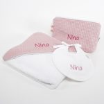 Esta Capa de baño está compuesta por rizo de algodón 100% y Waffle. Sus medidas son: 80cm x 80cm con certificado OEKO-TEX STANDARD 100. Lavado a máquina 30º Rizo blanco y capucha con waffle de color Personalizada Precioso neceser bebé personalizado con la inicial o nombre del bebé donde podrás poner las cositas necesarias para su aseo, tanto si vas de paseo como de viaje. Neceser de piqué waffle algodón Interior forrado con tela impermeable. Medidas aprox. 25cm x 16cm ancho de base 10cm Babero redondo de rizo personalizado mediante bordado Color blanco