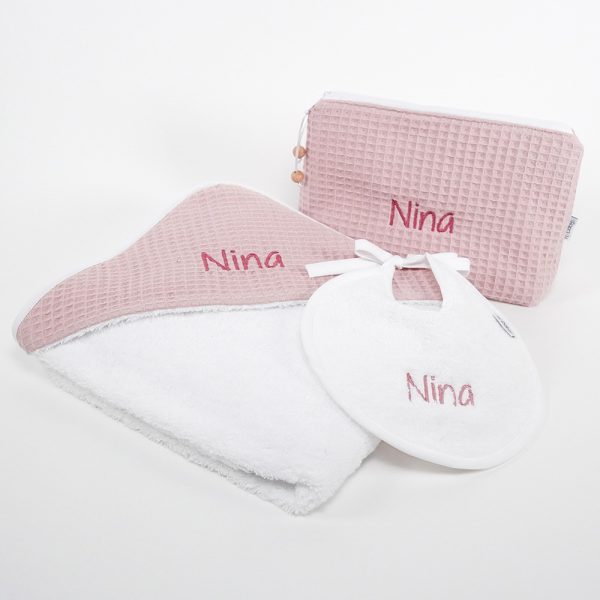 Esta Capa de baño está compuesta por rizo de algodón 100% y Waffle. Sus medidas son: 80cm x 80cm con certificado OEKO-TEX STANDARD 100. Lavado a máquina 30º Rizo blanco y capucha con waffle de color Personalizada Precioso neceser bebé personalizado con la inicial o nombre del bebé donde podrás poner las cositas necesarias para su aseo, tanto si vas de paseo como de viaje. Neceser de piqué waffle algodón Interior forrado con tela impermeable. Medidas aprox. 25cm x 16cm ancho de base 10cm Babero redondo de rizo personalizado mediante bordado Color blanco