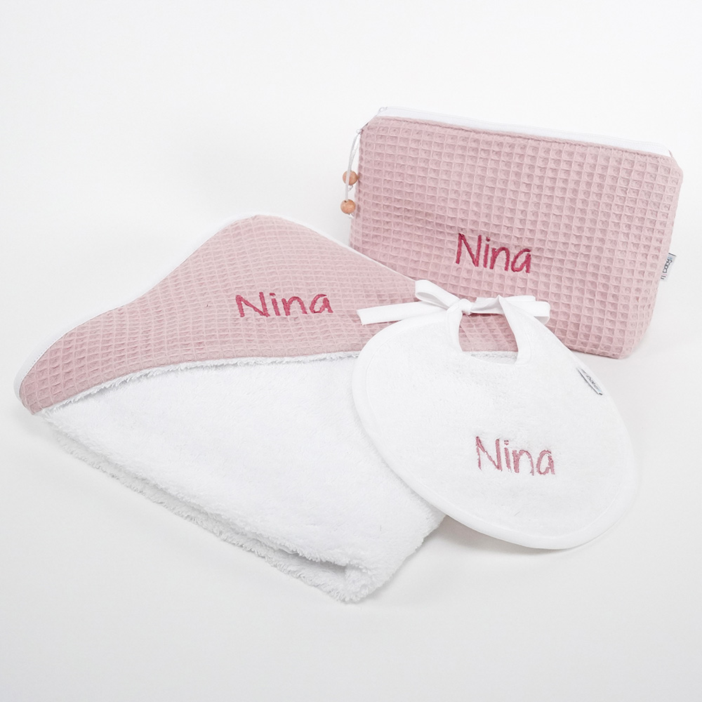 Esta Capa de baño está compuesta por rizo de algodón 100% y Waffle. Sus medidas son: 80cm x 80cm con certificado OEKO-TEX STANDARD 100. Lavado a máquina 30º Rizo blanco y capucha con waffle de color Personalizada Precioso neceser bebé personalizado con la inicial o nombre del bebé donde podrás poner las cositas necesarias para su aseo, tanto si vas de paseo como de viaje. Neceser de piqué waffle algodón Interior forrado con tela impermeable. Medidas aprox. 25cm x 16cm ancho de base 10cm Babero redondo de rizo personalizado mediante bordado Color blanco