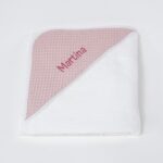 Esta Capa de baño está compuesta por rizo de algodón 100% y Waffle. Sus medidas son: 80cm x 80cm con certificado OEKO-TEX STANDARD 100. Lavado a máquina 30º Rizo blanco y capucha con waffle de color Azul oscuro, Azul celeste, Rosa bebé, Rosa oscuro, Verde Menta, Beige, Toffe, Blanco y Mostaza Personalizada con el nombre del bebé