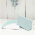 Capa de baño y neceser Waffle está compuesta por rizo de algodón 100% y Waffle. Sus medidas son: 80cm x 80cm con certificado OEKO-TEX STANDARD 100. Lavado a máquina 30º Rizo blanco y capucha con waffle de color Verde Menta Personalizable Precioso neceser bebé personalizable con la inicial o nombre del bebé donde podrás poner las cositas necesarias para su aseo, tanto si vas de paseo como de viaje. Neceser de piqué waffle algodón Interior forrado con tela impermeable. Medidas aprox. 25cm x 16cm ancho de base 10cm Color Verde Menta