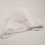Capa de baño de rizo, algodón 100%, medidas 90cm x 100cm con certificado OEKO-TEX STANDARD 100. Lavado a máquina 30º Secado en secadora máx. 60º Personalizable Color blanco