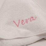 Capa de baño de rizo, algodón 100%, medidas 90cm x 100cm con certificado OEKO-TEX STANDARD 100. Lavado a máquina 30º Secado en secadora máx. 60º Personalizable Color blanco
