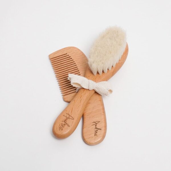 Descubre nuestros delicados cepillo y peine bebé madera personalizados, diseñado con los materiales más finos y naturales para cuidar el delicado cabello de tu bebé. Cepillo: Hecho con materiales 100% naturales de lana de cabra y madera de haya, ofreciendo una experiencia cómoda y suave para tu bebé. Su diseño extremadamente suave y delicado es ideal para el cuero cabelludo sensible de los más pequeños. Al usarlo regularmente, este cepillo ayuda eficazmente a prevenir la costra láctea al limpiar suavemente el cuero cabelludo, dejando el cabello de tu bebé limpio, suave y saludable. Peine: nuestro peine de madera antiestática, diseñado para desenredar con suavidad incluso el cabello más rebelde. Fabricado con madera de alta calidad, este peine no solo es eficaz para eliminar nudos, sino que también ayuda a reducir la estática, dejando el cabello suave y manejable. Su diseño ergonómico garantiza un peinado cómodo y sin tirones, mientras que las púas de madera cuidadosamente colocadas se deslizan suavemente a través del cabello, brindando un resultado impecable. Ideal para toda la familia, este cepillo es una adición esencial para tu rutina diaria de cuidado capilar. El conjunto perfecto para añadirlo a nuestras preciosas Tartas de pañales y canastillas. Personalizados con el nombre del bebé Medidas Cepillo: 15cm x 4cm x 11,8mm Medidas peine: 13,50cm x 4,5cm
