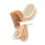 Descubre nuestros delicados cepillo y peine bebé personalizados de madera, diseñado con los materiales más finos y naturales para cuidar el delicado cabello de tu bebé. Cepillo: Hecho con materiales 100% naturales de lana de cabra y madera de haya, ofreciendo una experiencia cómoda y suave para tu bebé. Su diseño extremadamente suave y delicado es ideal para el cuero cabelludo sensible de los más pequeños. Al usarlo regularmente, este cepillo ayuda eficazmente a prevenir la costra láctea al limpiar suavemente el cuero cabelludo, dejando el cabello de tu bebé limpio, suave y saludable. Peine: nuestro peine de madera antiestática, diseñado para desenredar con suavidad incluso el cabello más rebelde. Fabricado con madera de alta calidad, este peine no solo es eficaz para eliminar nudos, sino que también ayuda a reducir la estática, dejando el cabello suave y manejable. Su diseño ergonómico garantiza un peinado cómodo y sin tirones, mientras que las púas de madera cuidadosamente colocadas se deslizan suavemente a través del cabello, brindando un resultado impecable. Ideal para toda la familia, este cepillo es una adición esencial para tu rutina diaria de cuidado capilar. El conjunto perfecto para añadirlo a nuestras tartas de pañales y canastillas. Medidas Cepillo: 15cm x 4cm x 11,8mm Medidas peine: 13,50cm x 4,5cm Personalizados con el nombre del bebé