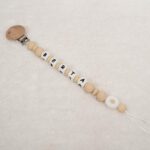 Sujetachupete silicona de grado alimentario libre de BPA, PVC, Ftalatos, cadmio y plomo. Pinza de madera y cordón de nylon de alta resistencia,bajo normativa europea EN12586:2007 (A1:2011) Personalizado Color beige