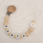 Sujetachupete silicona de grado alimentario libre de BPA, PVC, Ftalatos, cadmio y plomo. Pinza de madera y cordón de nylon de alta resistencia,bajo normativa europea EN12586:2007 (A1:2011) Personalizado Color beige