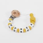 Sujetachupete silicona de grado alimentario libre de BPA, PVC, Ftalatos, cadmio y plomo. Pinza de madera y cordón de nylon de alta resistencia,bajo normativa europea EN12586:2007 (A1:2011) Mordedor de silicona con figura de madera. Silicona de grado alimentario libre de BPA, PVC, Ftalatos, cadmio y plomo, cordón de nylon de alta resistencia,bajo normativa europea EN12586:2007 (A1:2011)