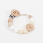 Chupetero personalizado bebé de silicona de grado alimentario libre de BPA, PVC, Ftalatos, cadmio y plomo. Pinza y figurita de madera con cordón de nylon de alta resistencia,bajo normativa europea EN12586:2007 (A1:2011) La figura de madera va personalizada con el nombre del bebé.