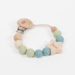 Chupetero personalizado bebé de silicona de grado alimentario libre de BPA, PVC, Ftalatos, cadmio y plomo. Pinza y figurita de madera con cordón de nylon de alta resistencia,bajo normativa europea EN12586:2007 (A1:2011) La figura de madera va personalizada con el nombre del bebé.