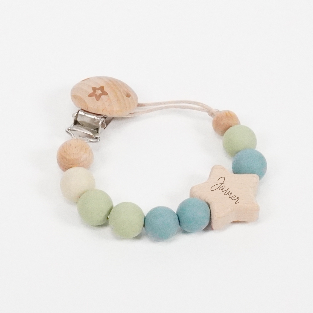 Chupetero personalizado bebé de silicona de grado alimentario libre de BPA, PVC, Ftalatos, cadmio y plomo. Pinza y figurita de madera con cordón de nylon de alta resistencia,bajo normativa europea EN12586:2007 (A1:2011) La figura de madera va personalizada con el nombre del bebé.