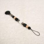 Chupetero con pinza de silicona antibacteriana y piezas de silicona de grado alimentario libre de BPA, PVC, Ftalatos, cadmio y plomo con cordón de nylon de alta resistencia, bajo normativa europea EN12586:2007 (A1:2011) Colores etnicos