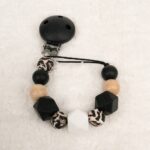 Chupetero silicona con pinza de silicona antibacteriana y piezas de silicona de grado alimentario libre de BPA, PVC, Ftalatos, cadmio y plomo con cordón de nylon de alta resistencia, bajo normativa europea EN12586:2007 (A1:2011) Colores étnicos