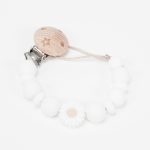 Chupetero silicona flor de grado alimentario libre de BPA, PVC, Ftalatos, cadmio y plomo. Pinza de madera y cordón de nylon de alta resistencia,bajo normativa europea EN12586:2007 (A1:2011) Color blanco